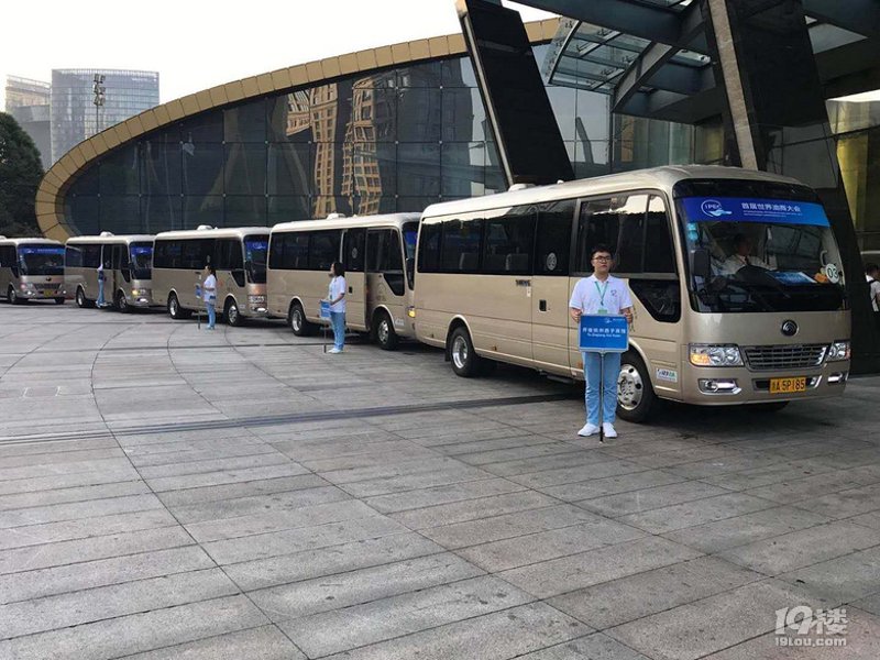 轻松出行：如何选择满意的机场接送服务
